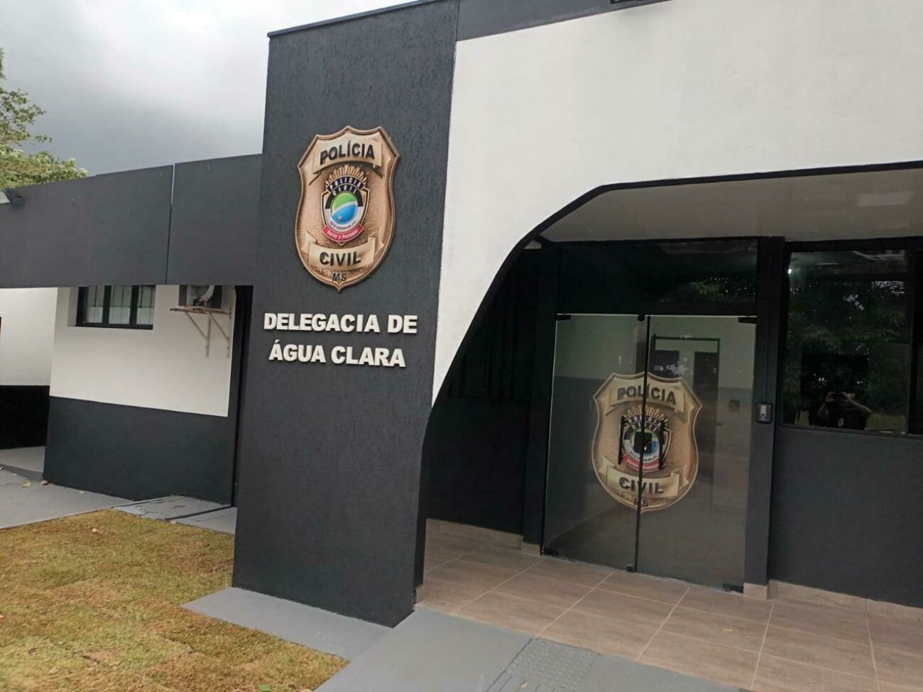Ilustração da notícia Polícia Civil cumpre mandados e prende mãe e filho por tráfico de drogas em Água Clara da MS Todo dia